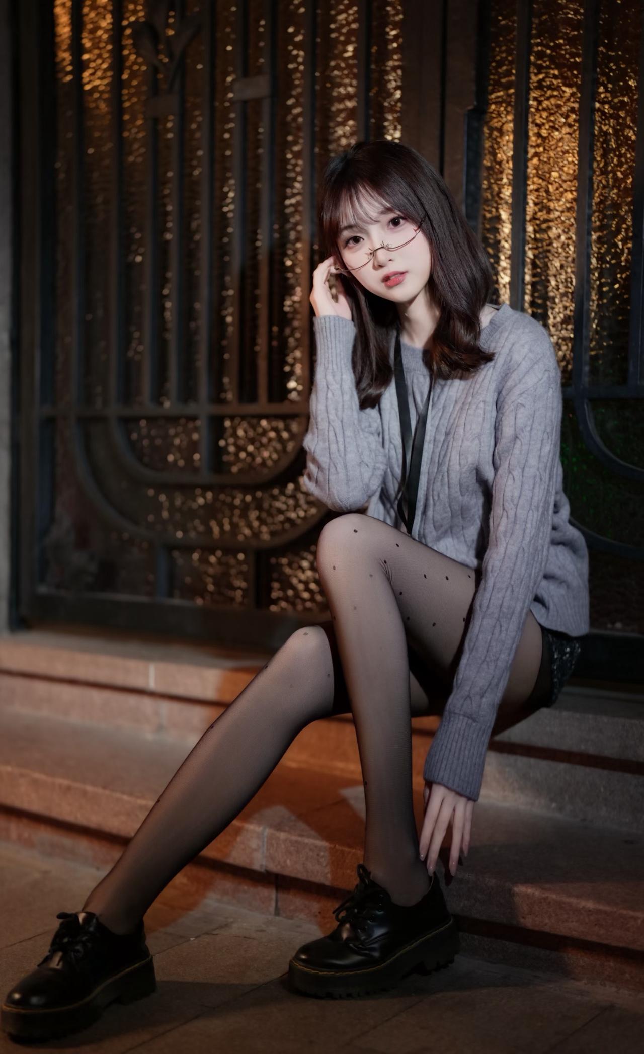 女生坐在台阶上，戴着眼镜，穿着黑色鞋子。眼镜系美女 知性眼镜少女 戴眼镜女孩