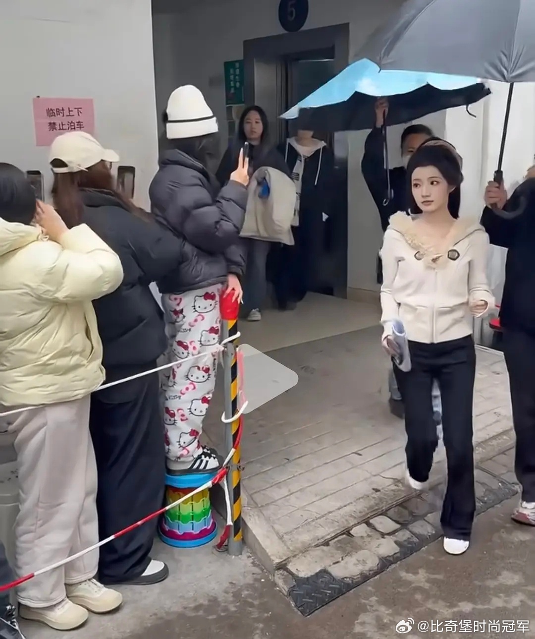 黄奕真的很瘦了 四肢很纤细 再瘦就要皮包骨了 