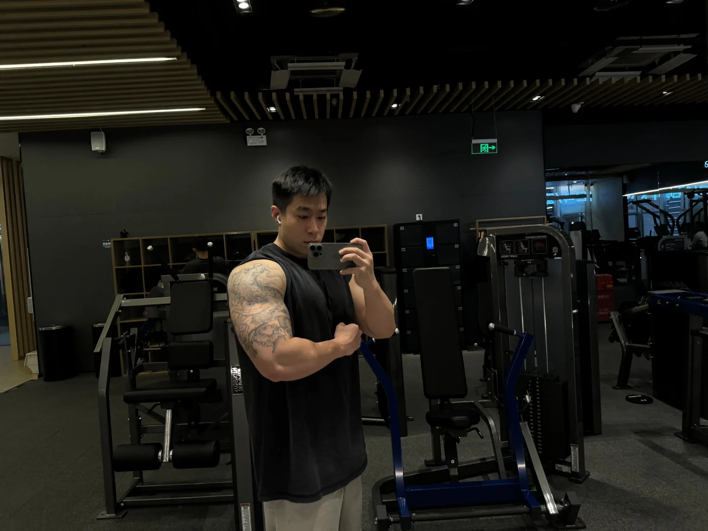 这一胳膊下去不得青一块紫一块🤣
