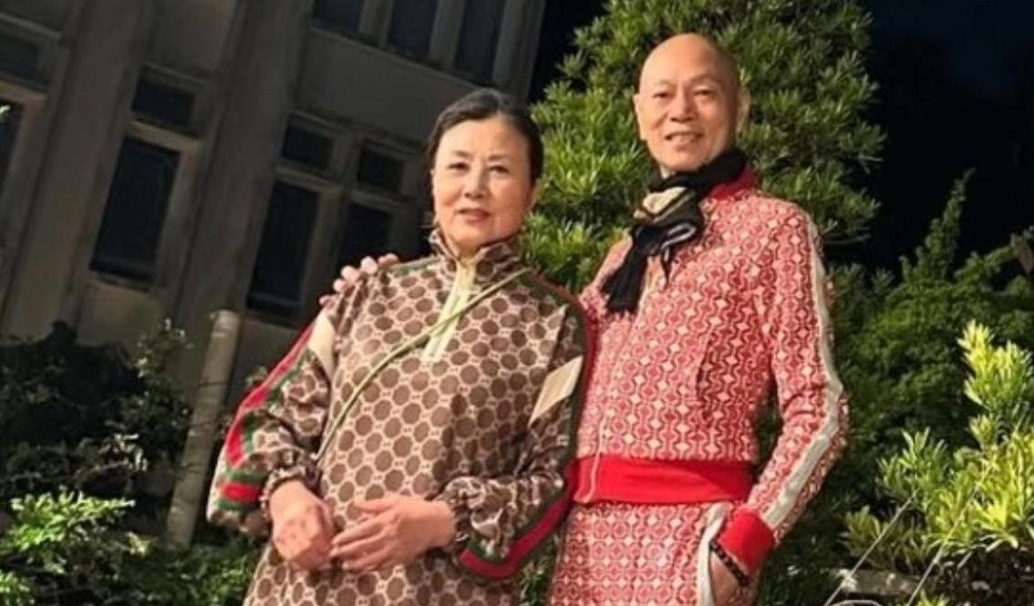 79岁的罗家英与78岁的汪明荃，在自家庭院留下了一张温情合影。岁月染白了双鬓，却