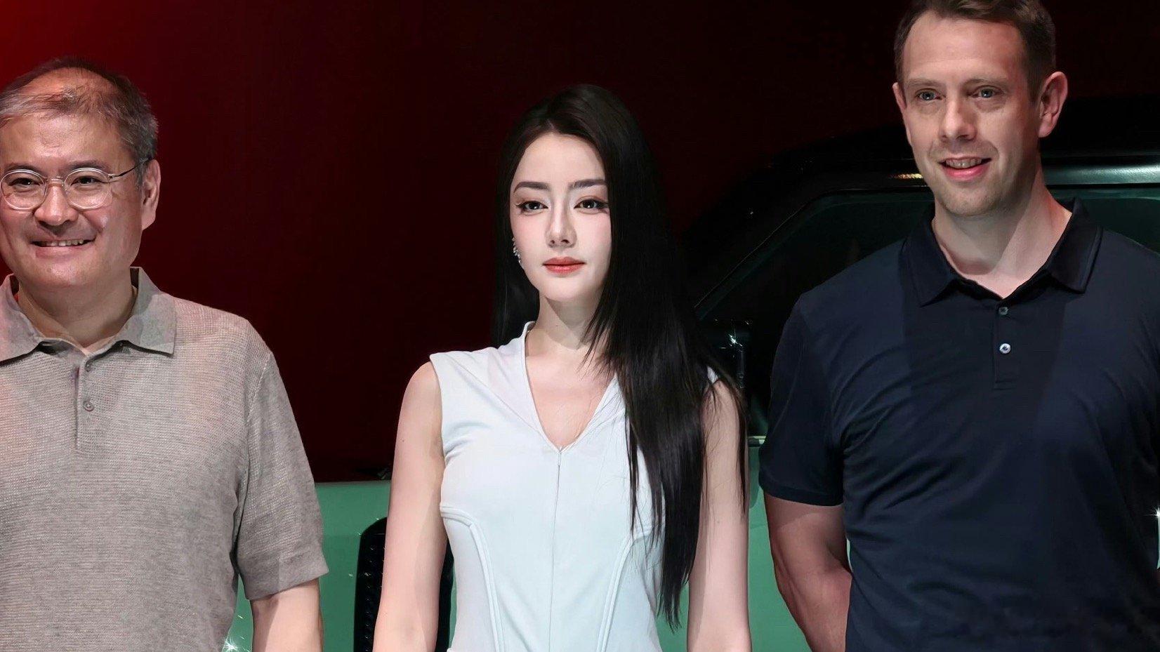 迪丽热巴黑长直女总裁巴总！！！！！！！我…可以… 坐你的副驾嘛