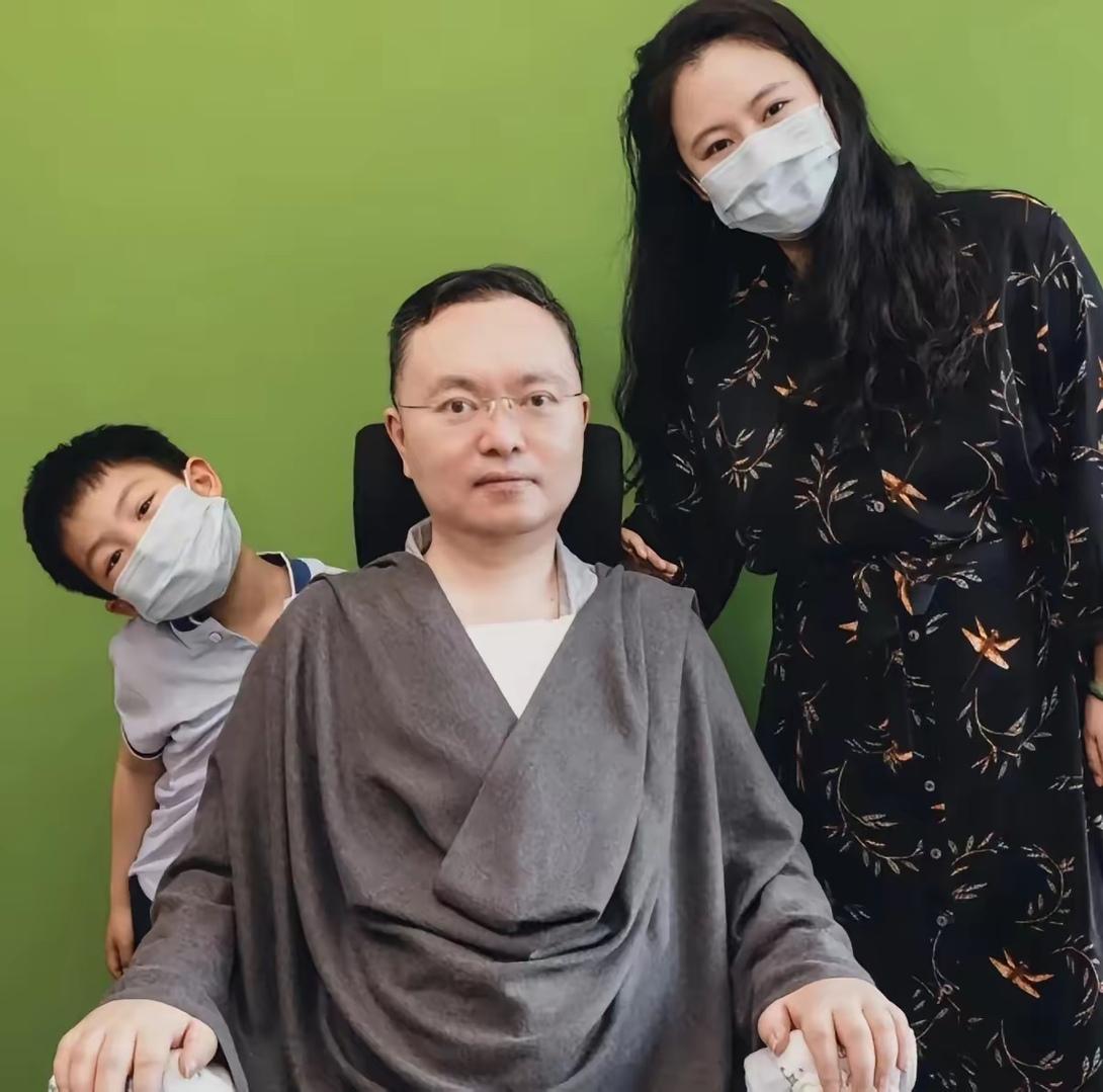 原来，蔡磊的儿子小菜籽平时很少喊蔡磊“爸爸”，而是一直称呼他“蔡总”！
许多人敬