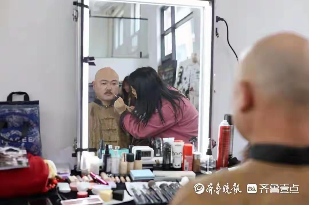 山东小伙横店演“公公”走红！月入两三万，没戏拍就送外卖：成年人的体面，是能屈能伸