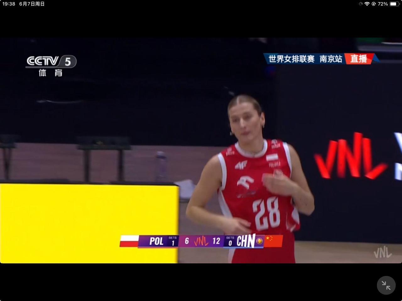 第二局，波兰女排进攻失误，局分0:1落后的中国女排15-7领先，波兰主帅拉瓦里尼