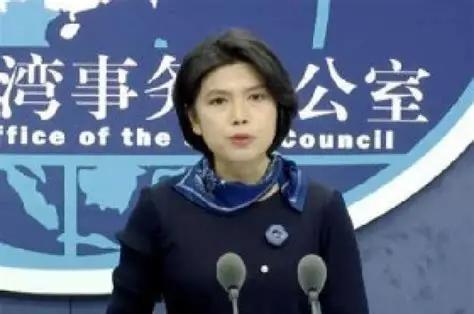 很多人一聊台海，眼睛就盯着航母、战机、导弹，觉得只有舰机轰鸣才叫大动作。但我觉得