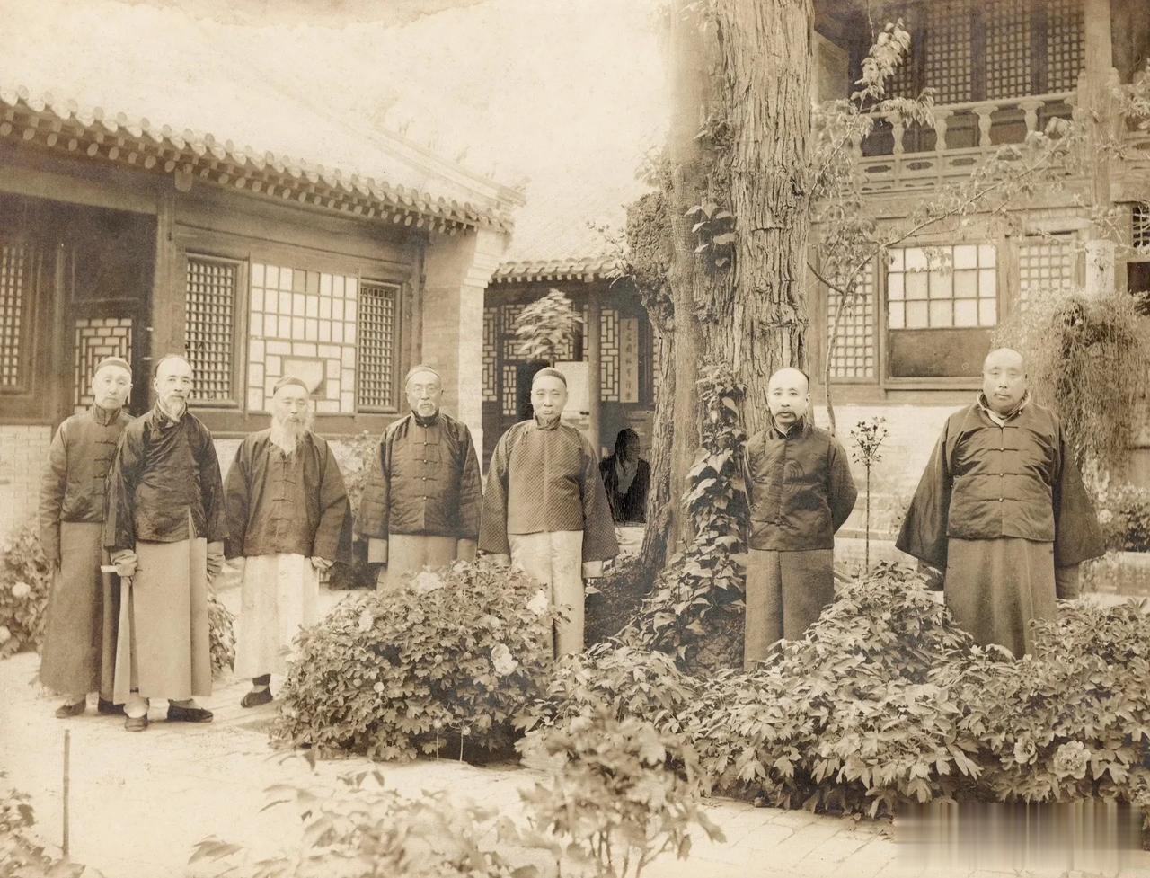 照片自左至右为：晚清内务府大臣宝熙（1871-1942）、清末帝师罗振玉（186