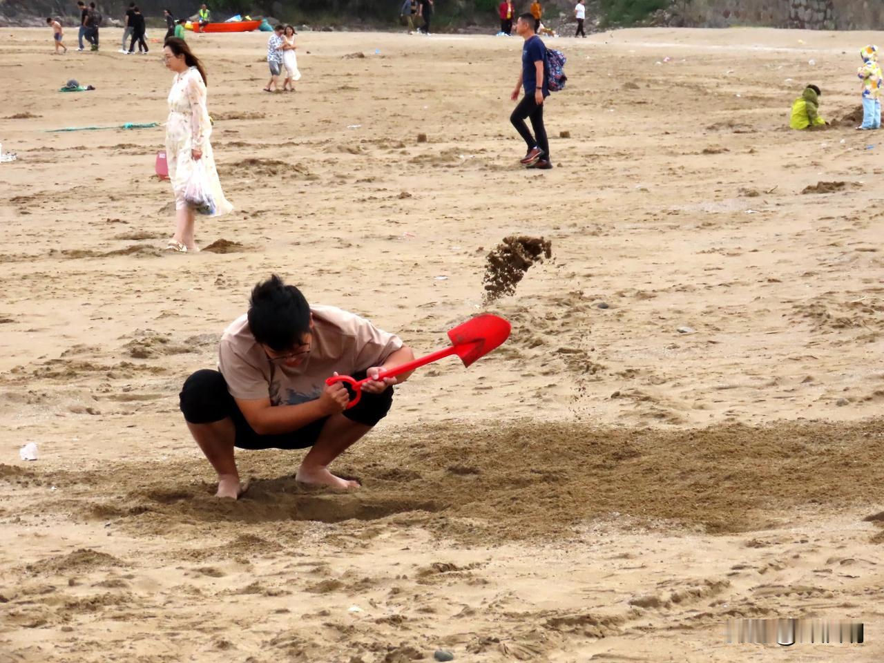 沙滩挖沙，回味童年