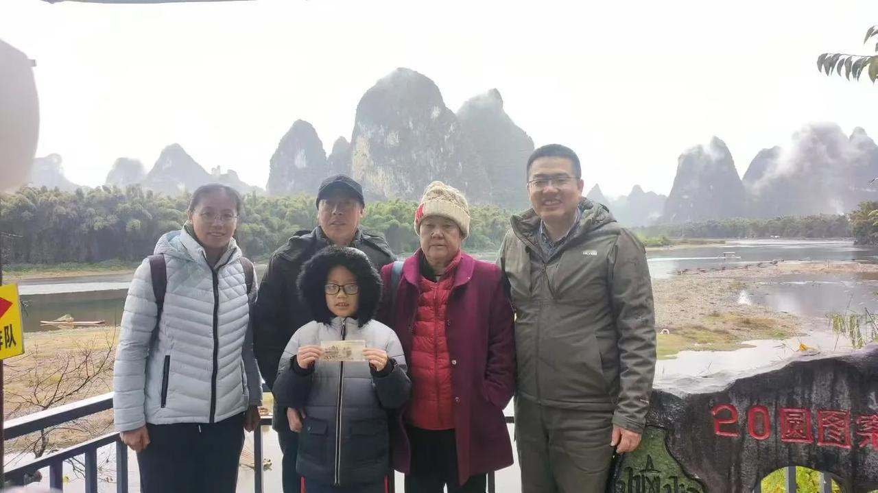 徐氏家谱续写公告第2号各位族亲：一、本谱暂名为《高密徐氏家谱》。以民国25年（即