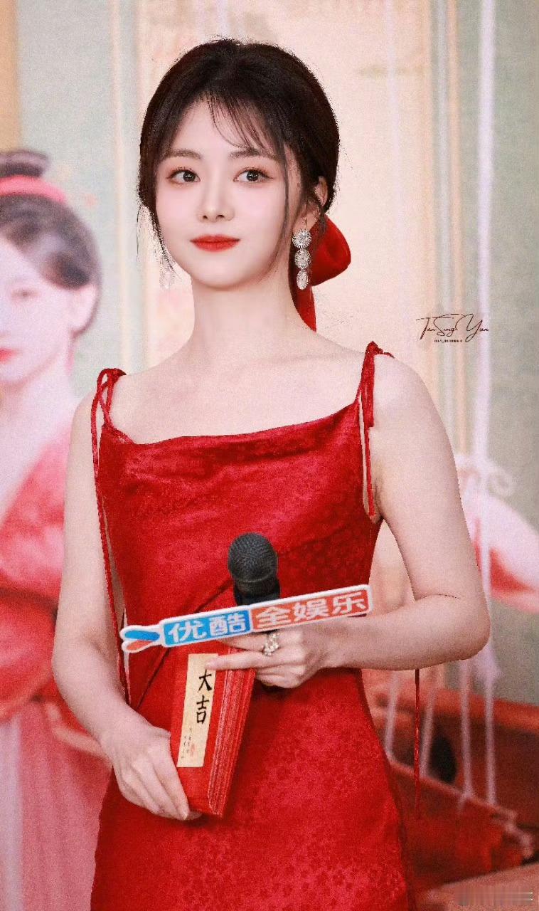 谭松韵红裙 谭松韵今天的红裙也太亮眼了吧！一整个美住[哇] 