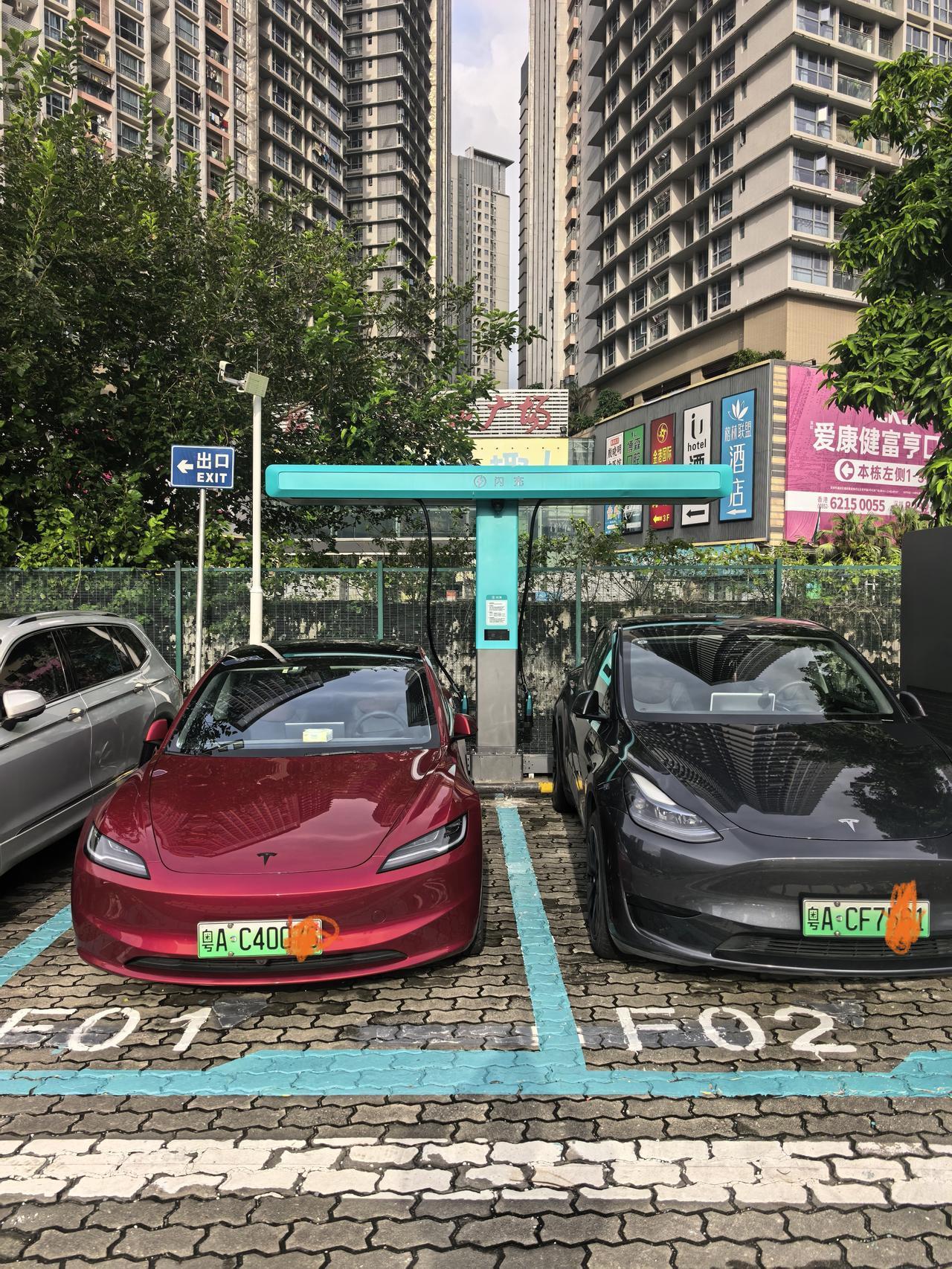 当特斯拉汽车停在9分钟充满电的比亚迪闪充桩车位上，世界名画就此诞生。
以前在商场