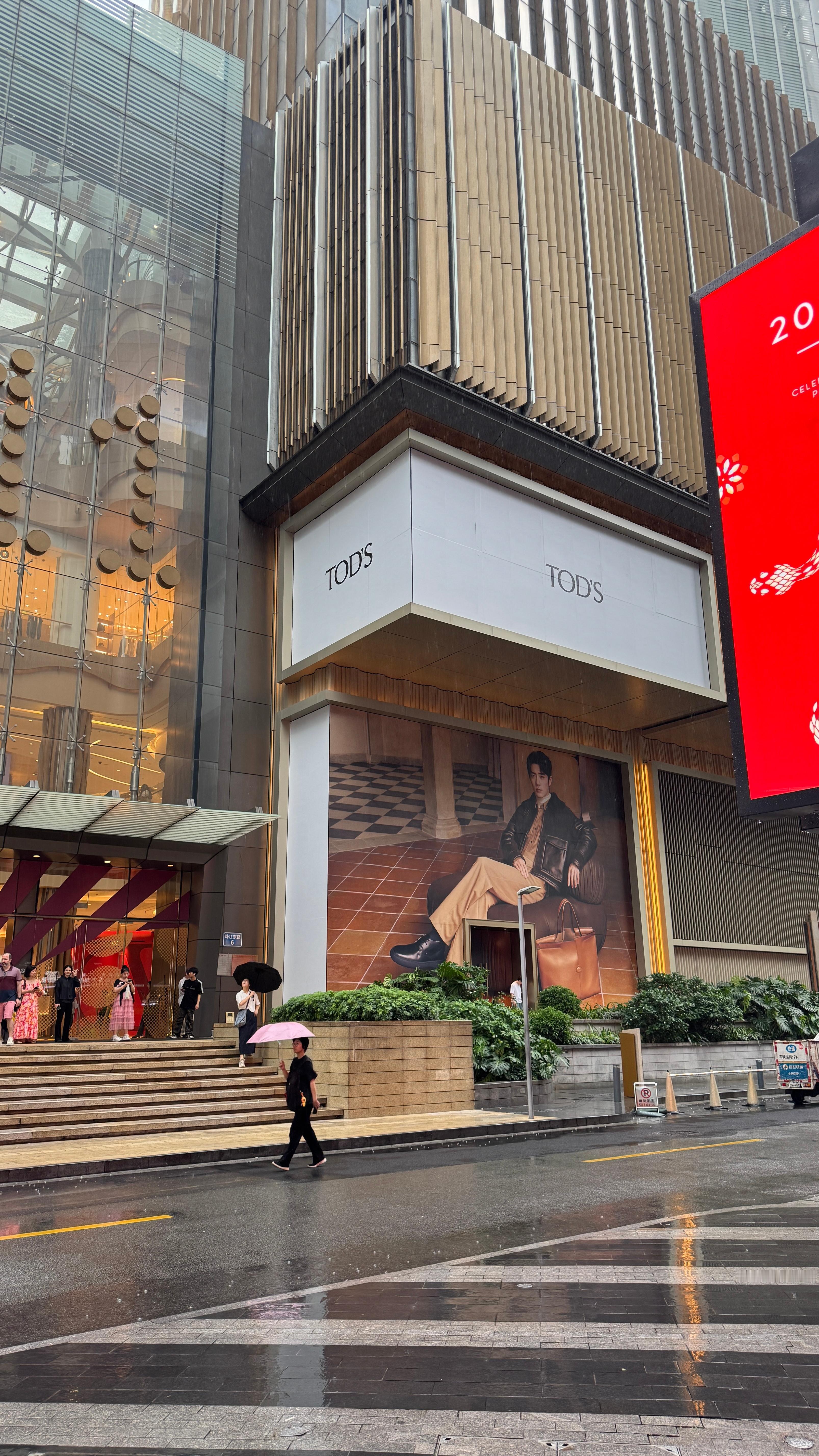 今日广州一日游，k11广场偶遇肖战，要不是下雨我都要去打个卡了[笑cry][笑c