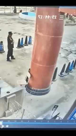 这位保安大哥都懵了？
他守在学校门口就是为了防止学生私自外出跑出校园校园危险行为