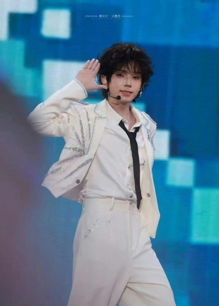 王橹杰 化妆师长成这样化妆师是神也没办法挽救吧