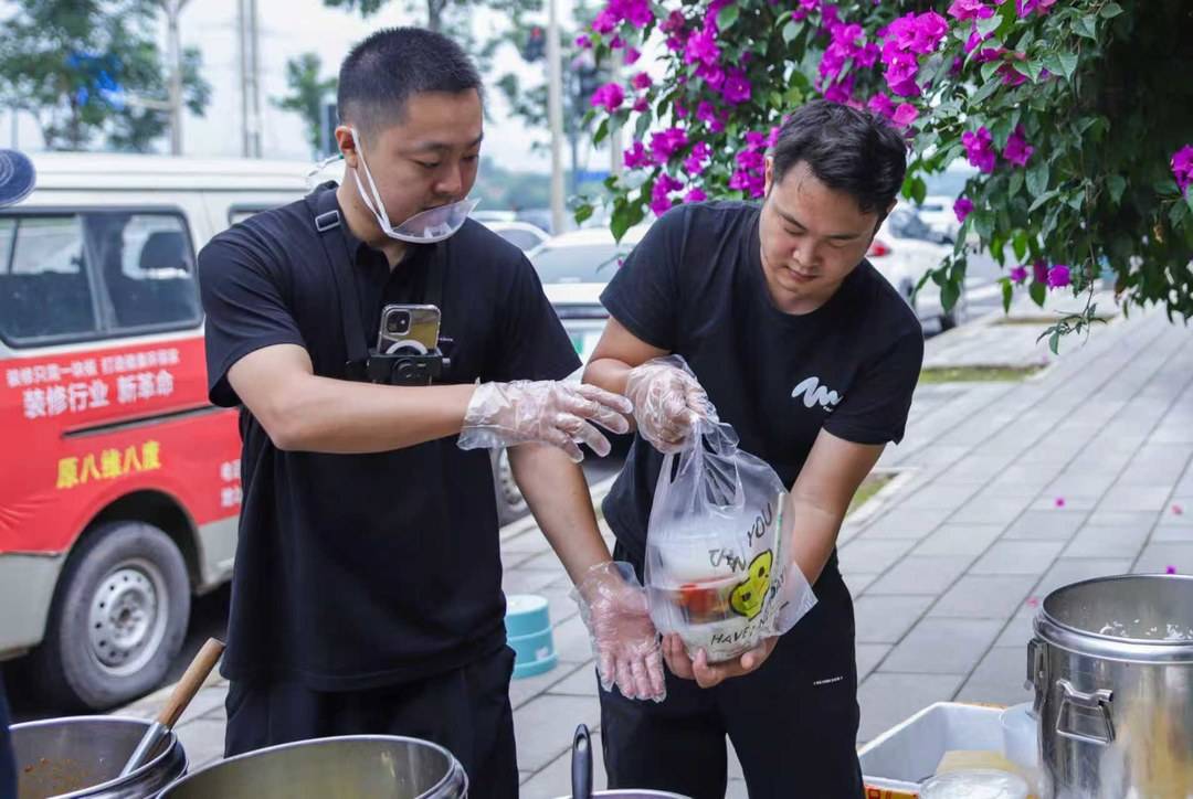 “5块钱一份，有困难就讲” 四川仁寿两名90后在医院前传递“暖心盒饭”丨看见正能量