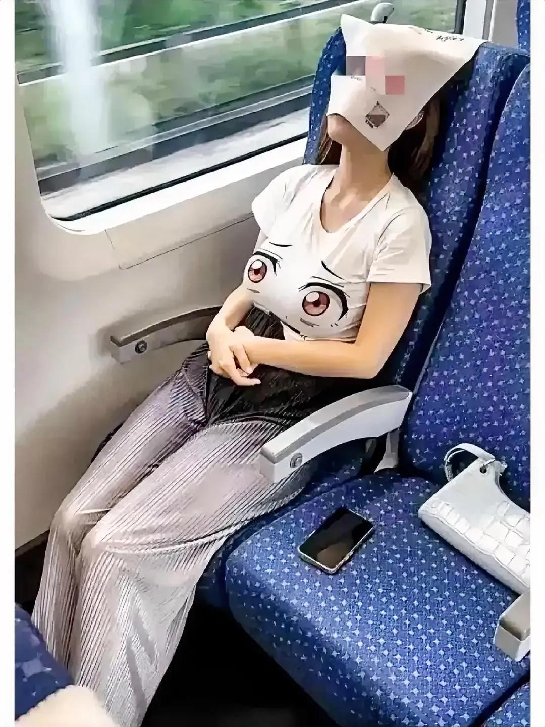 发现座位被占了，我该如何提醒她才显得礼貌？