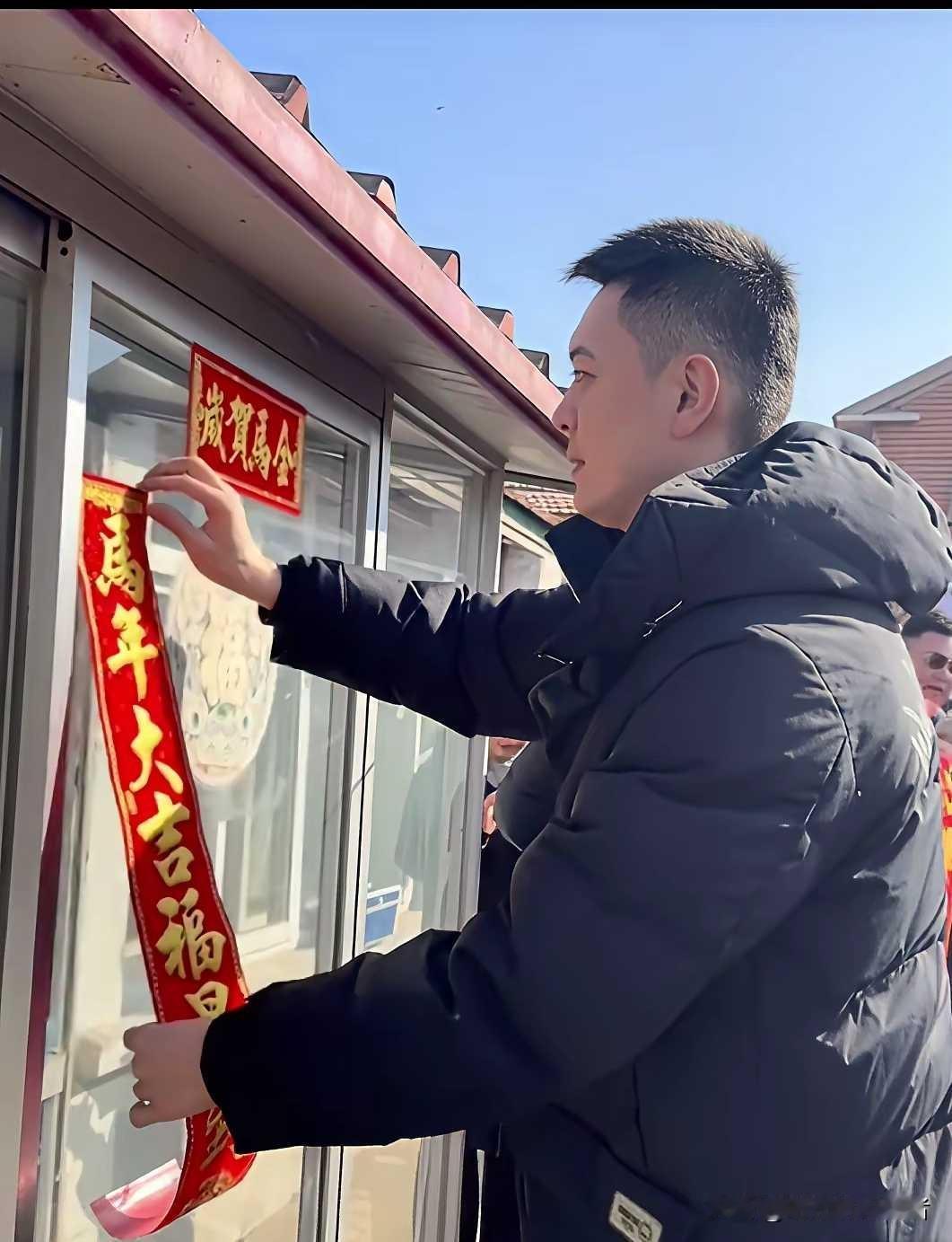 杨鸣真是篮球第一大帅哥，这人到中年依然帅气十足，快过年了还回老家贴对联，真是个子
