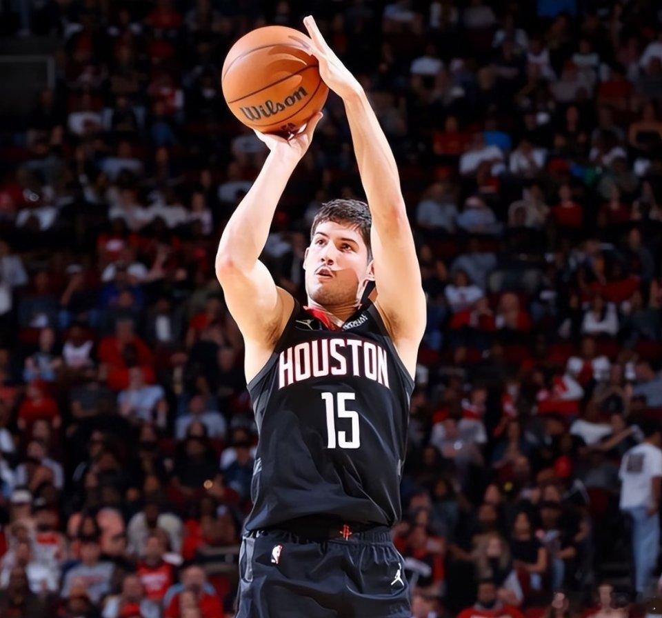 火箭以128-97大胜国王拿到二连胜稳住西部第三的席位。此役是一场毫无悬念的比赛