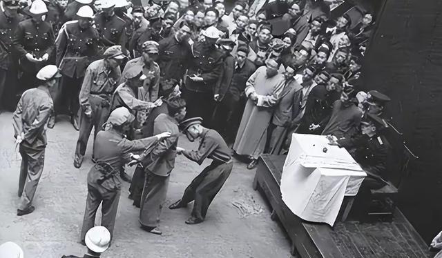 1947年，共产党员陈斌即将被敌人处决，他突然看到人群中有三个熟悉的身影，立马大