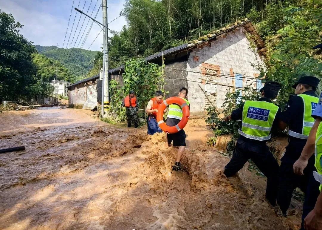 【暴雨塌方来袭杭州这抹橙让人心安】以肩为梯杭州消防员疏散70余人 “空中鹰眼”，