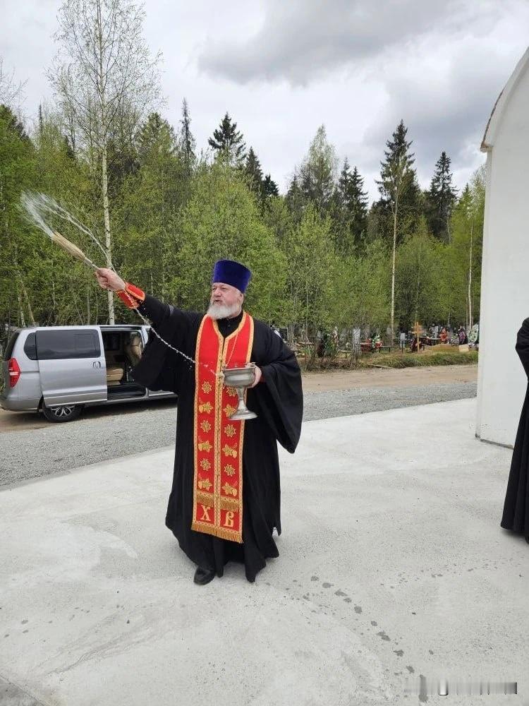 俄罗斯彼尔姆边疆区东正教神职人员5月18日在彼尔姆水电站附近举行了一场“和平与福