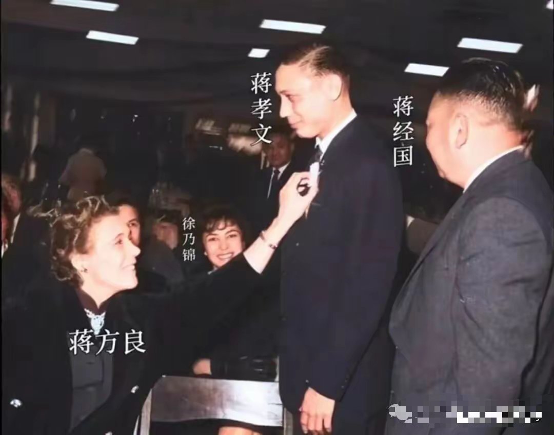 难得一见蒋方良为长子蒋孝文整理衣服的影像，蒋方良温柔凝望蒋孝文，满眼疼爱与期许，
