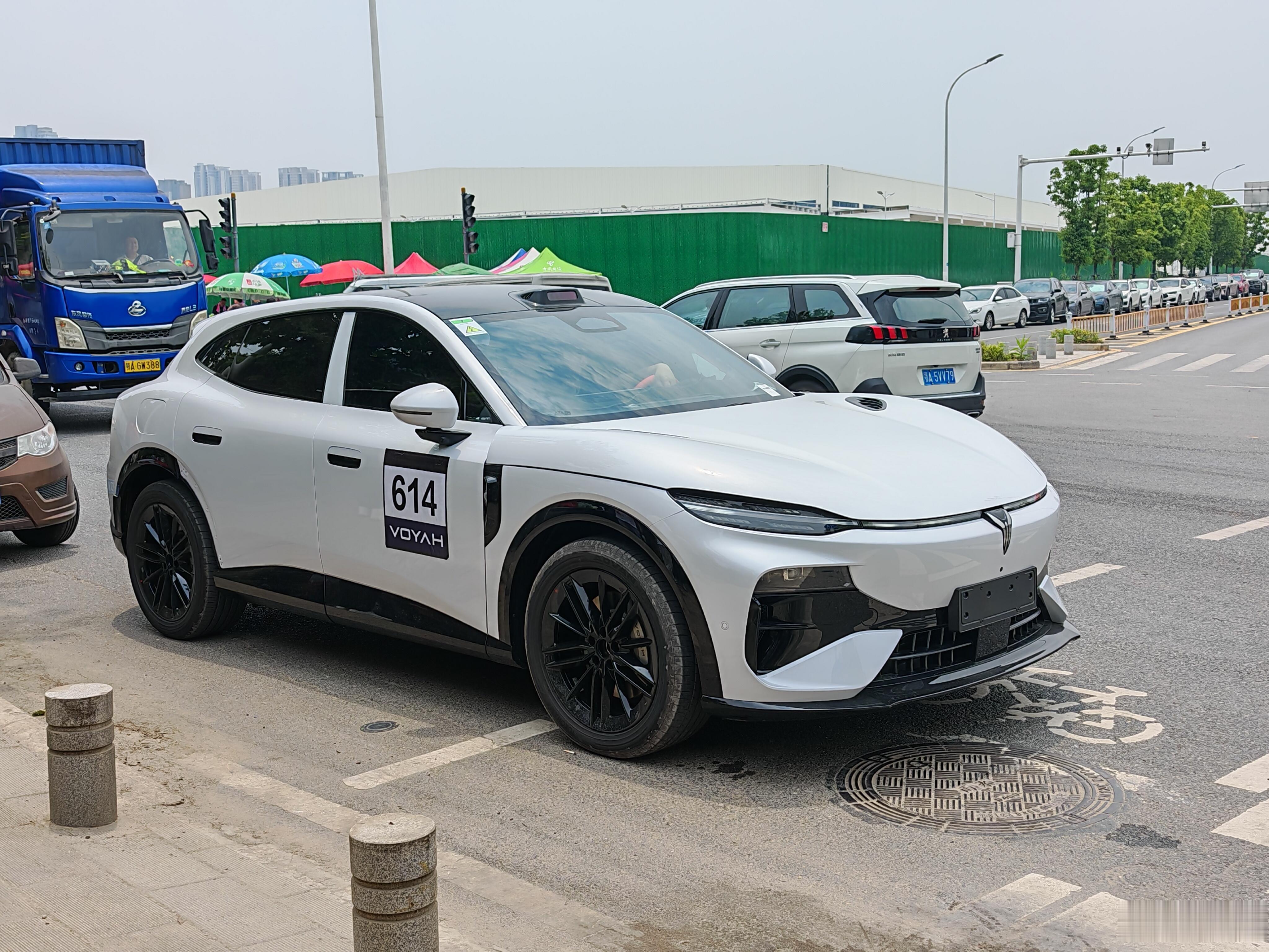 岚图追光S又无伪装上路了？对，就是那台岚图的FUV。现在居然在路上被拍到的有白色
