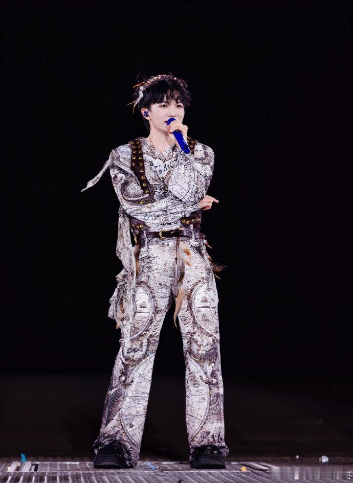 周深不去浪姐四公助演不管去不去浪姐 但有一说一 这忙碌程度是真的肉眼可见 心疼乘