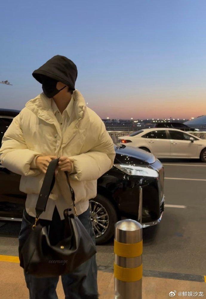 展轩瘦了谁懂啊！刷到展轩机场路透，第一反应是 “这谁啊”，第二反应是 “瘦这么多