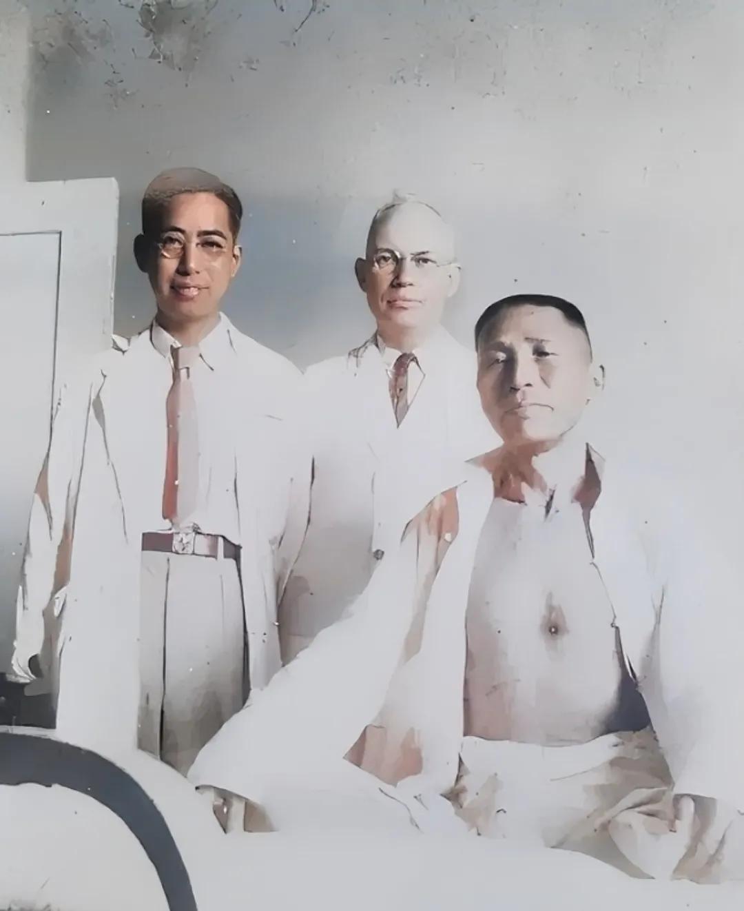 1938年，湖南长沙，韩国“国父”金九，面对镜头正在展示他的枪伤，仔细看他的心脏
