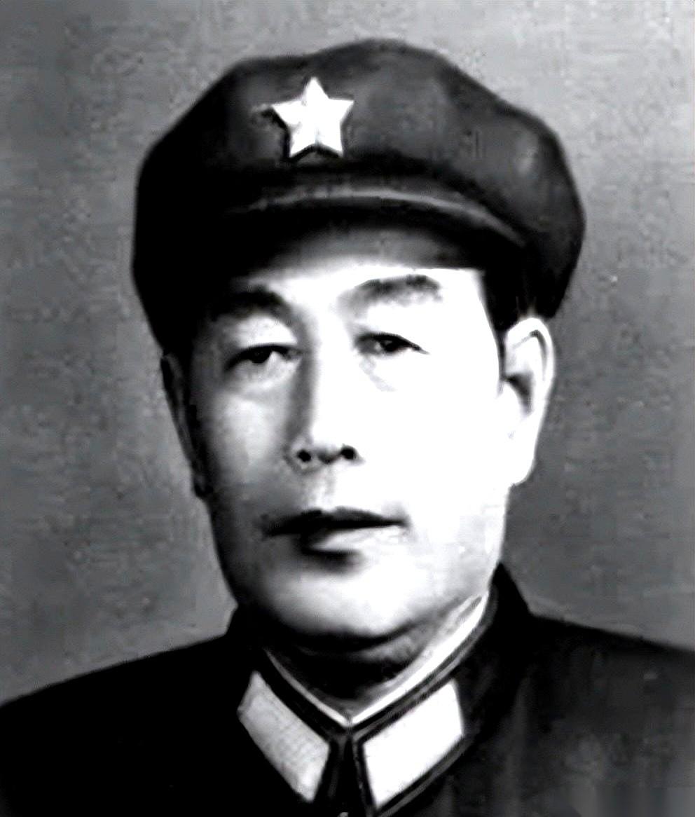 一件崭新的大校军装，在衣柜里锁了整整26年。
直到主人去世，都没上过一次身。
主