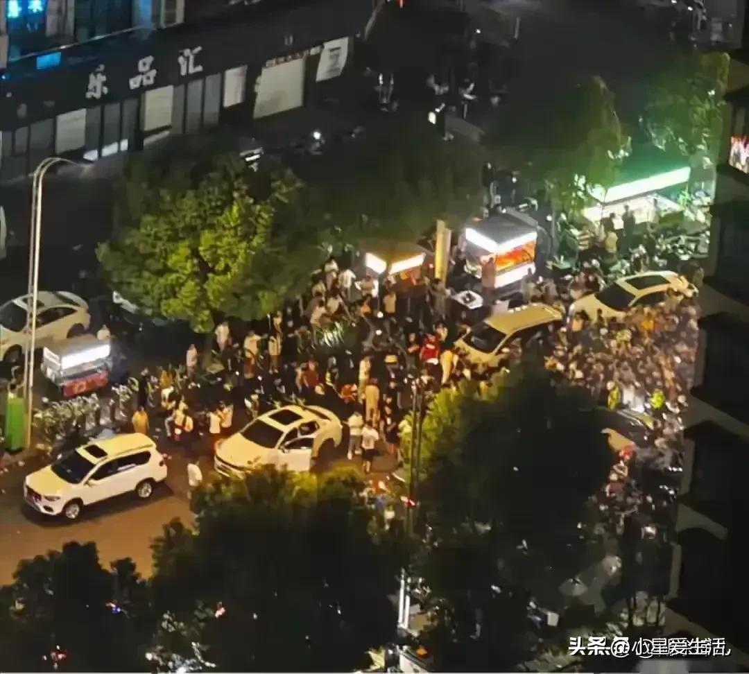 9 月 28 号晚上，一位苏州小区女业主开车回家，却发现家门口被小摊贩违规占道，
