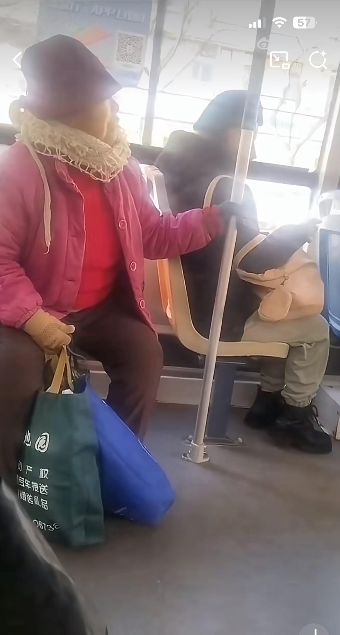 老太公交坐过站，把司机骂了一路，司机没办法，只得到下一站后给老太叫车送回去。这个