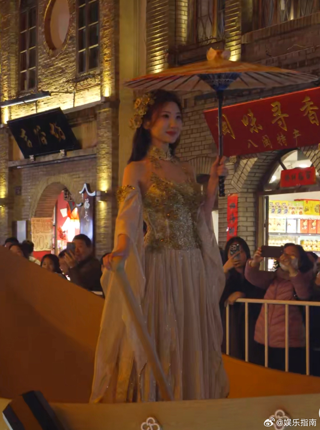 毛晓彤与非遗花丝裙适配度拉满，古风甜妹的含金量还在上升！ 