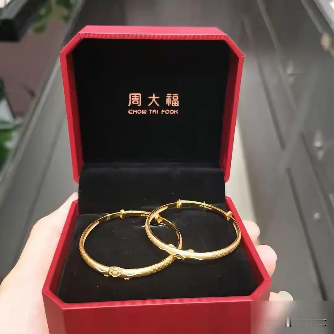 宝宝的金镯子一定要外婆买吗？外孙女快一岁了，女儿说要给宝宝买一对金镯子，寓意着平