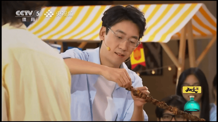 乌鲁木齐球迷看世界杯的标配新疆文化与世界杯完美融合2026美加墨世界杯节目《如约