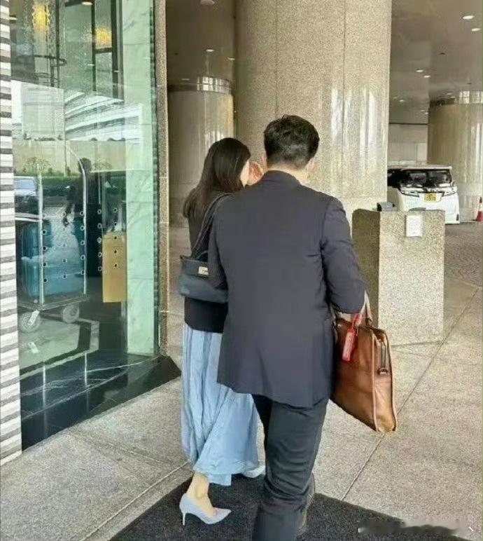 郭晶晶的老公霍启刚私下不是一般得节俭，公文包磨成这样还在背，不是一家人不进一家门