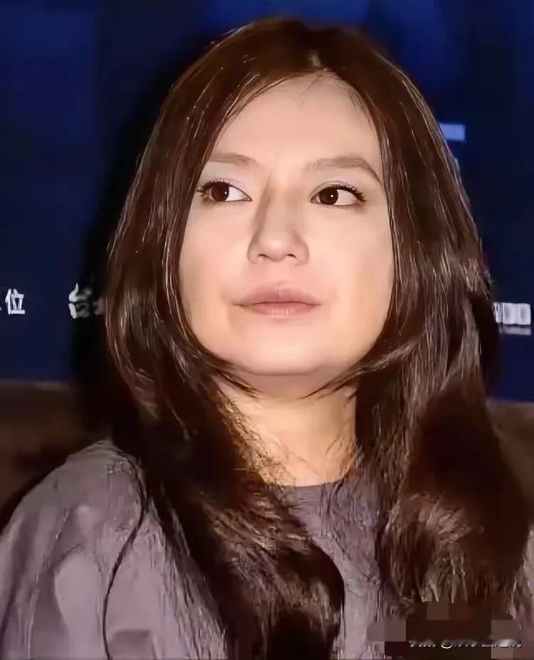 许久没见她露面，这个女人的脸都变了形。
这几年就像过街的老鼠，人人喊打，估计过得