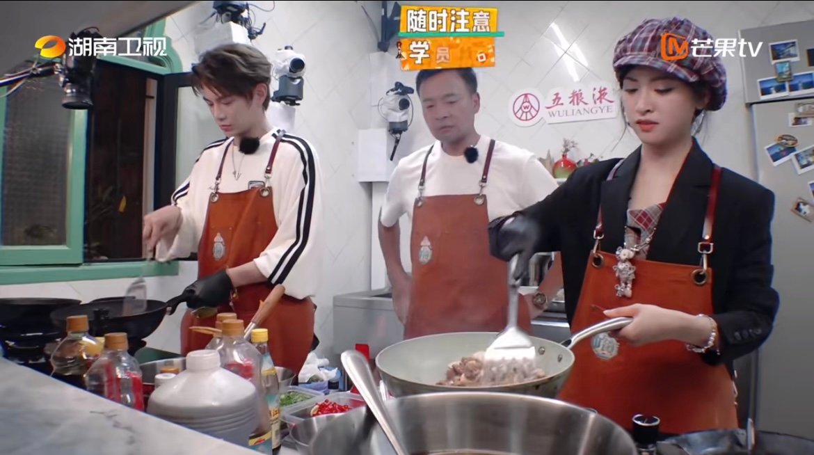 沈月下厨演我中餐厅 沈月炒牛肉时锅突然冒火，她那瞬间弹开的样子，像极了我做饭时被