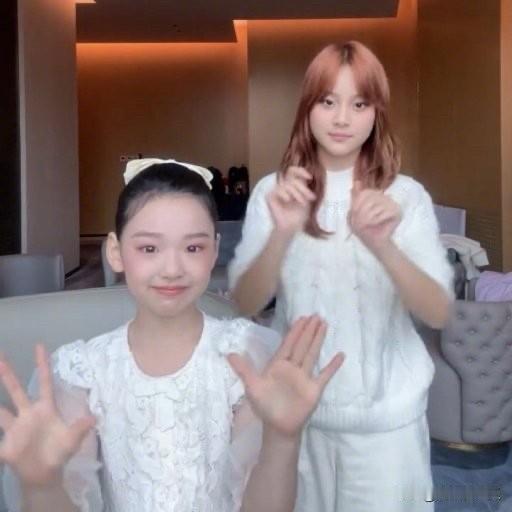 董璇真的命好
小酒窝把董璇的温婉，高云翔的帅气这些基因优点全部继承了，可以说是我