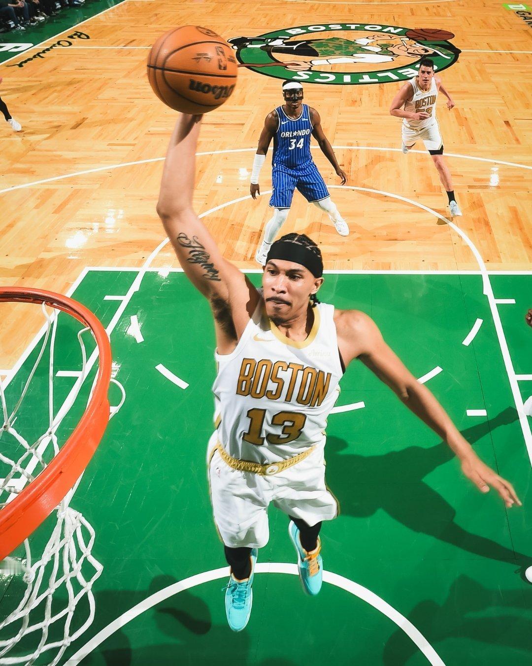 凯尔特人图库 可能会在季后赛里处在轮换末端的这几位，会有人能抓住不多的机会，打出