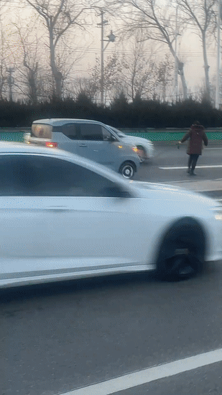 这种“老头乐”电动车真是中看不中用啊！
毕竟它和真正电动汽车还是存在不小的差距的