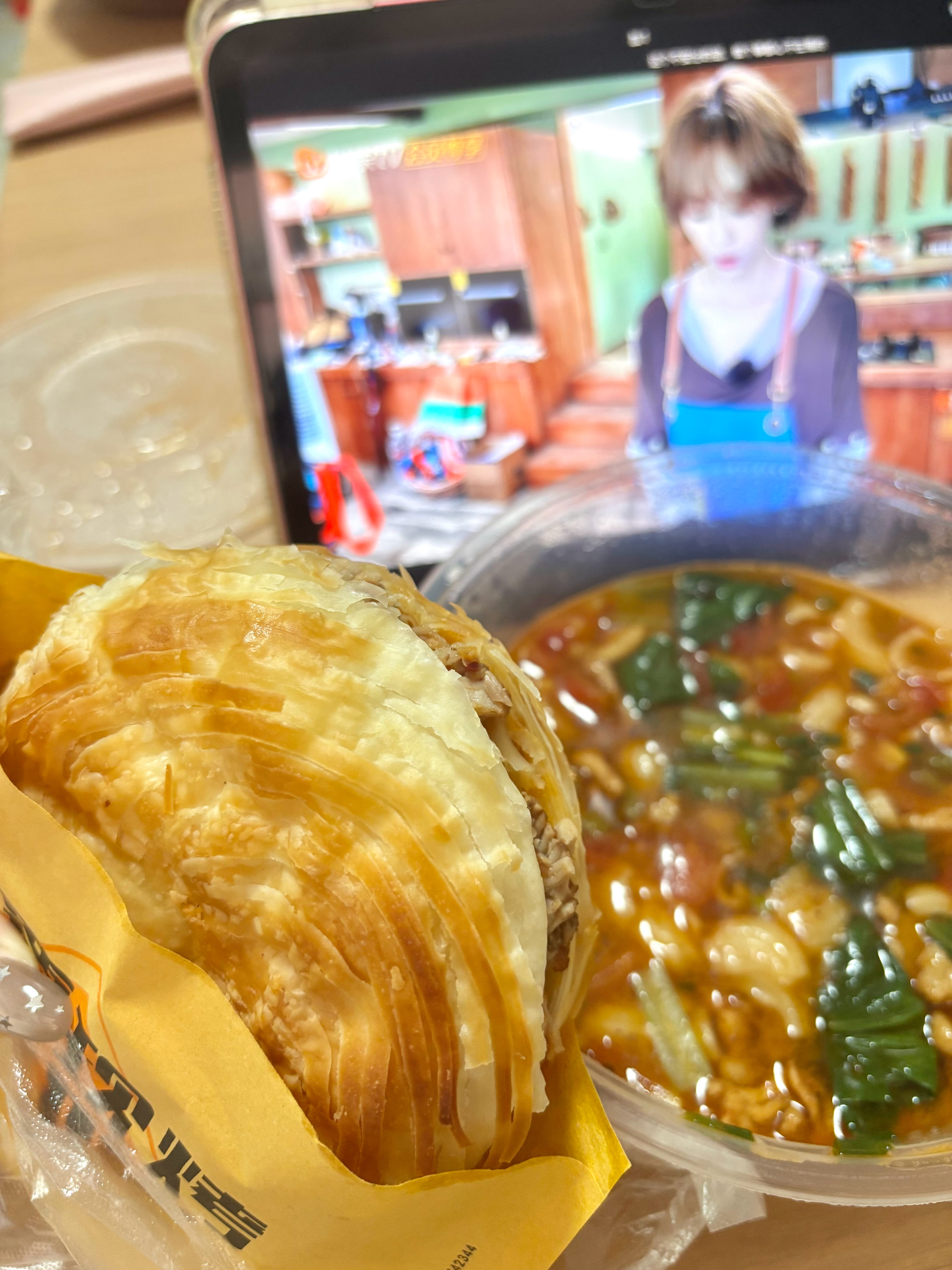 昨天肉夹馍没吃爽 今天又点了哈哈哈哈哈超好吃[流鼻血] ​​​