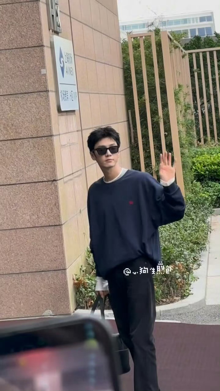 陈哲远出发巴黎时装周😎 ​​​