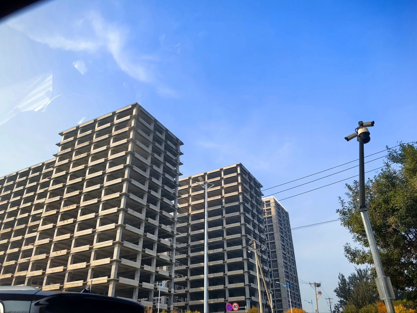 昨天一位清华毕业的朋友说，他认识的清华校友，几乎每个人都申请了香港高才……
真的...