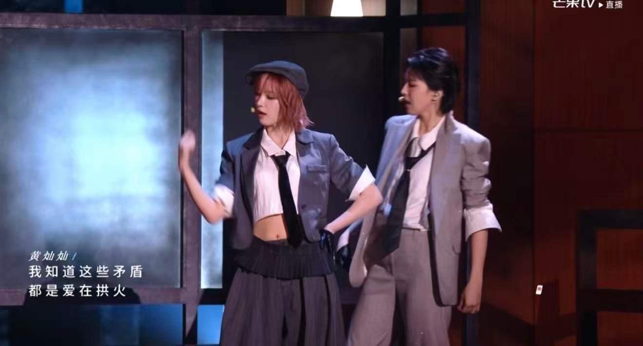 黄灿灿质疑它接受它成为它 黄灿灿以前看选秀，看到选手抱头痛哭心想：至于吗，又不是