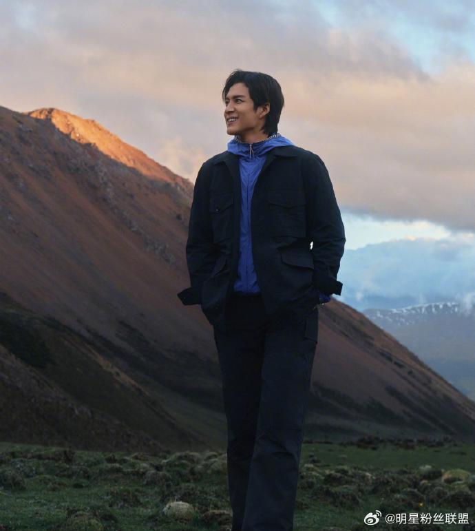 韩东君逛山逛出人生感悟 高海拔的恶劣环境，孕育出极具韧性的高原生灵。韩东君驻足凝