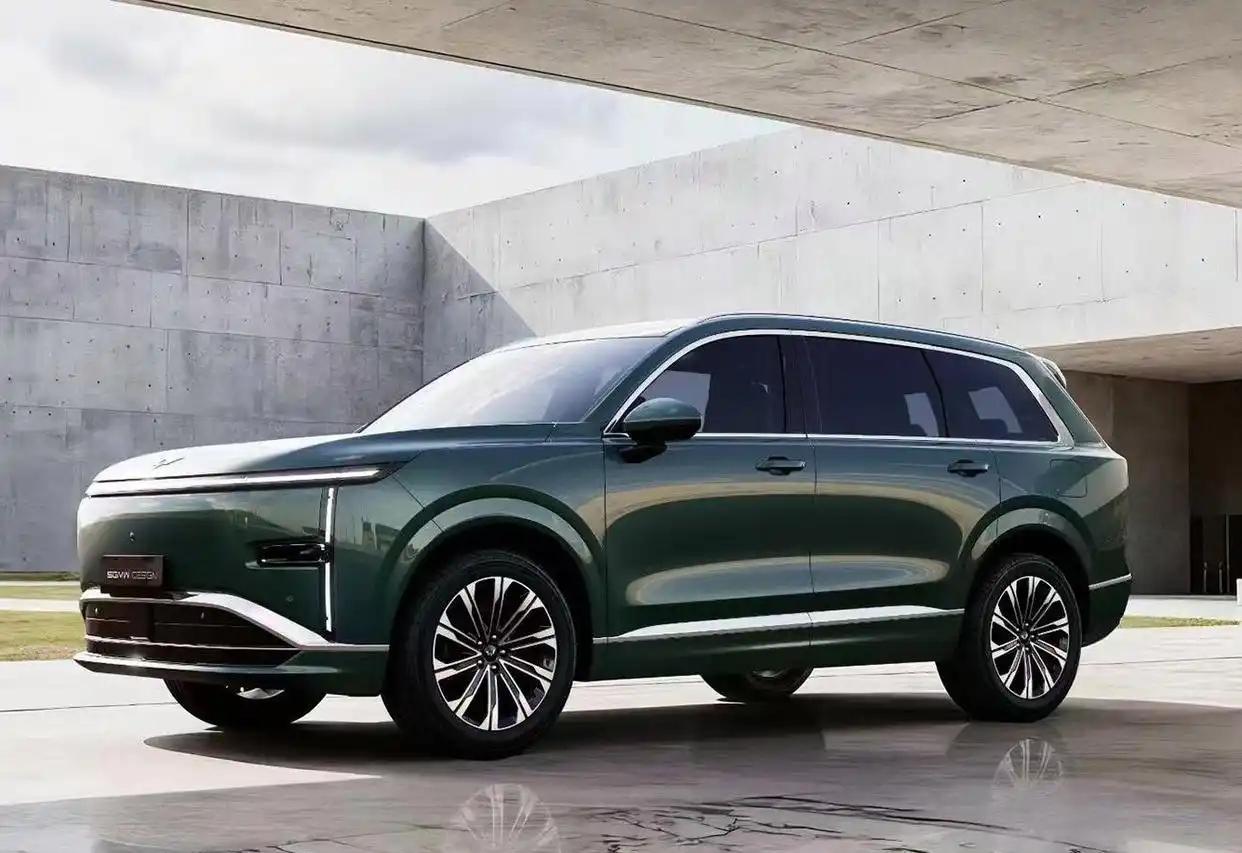 五菱星光L采用品牌独创的凌空美学设计语言，将科技感与东方美学完美融合。

前脸采