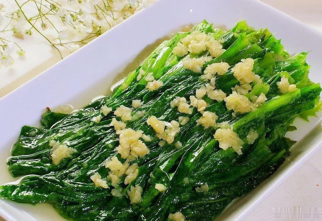 蒜蓉油麦菜——3分钟出锅，鲜掉眉毛为啥它能收尾：油腻吃多了，就等这口“绿”来救场