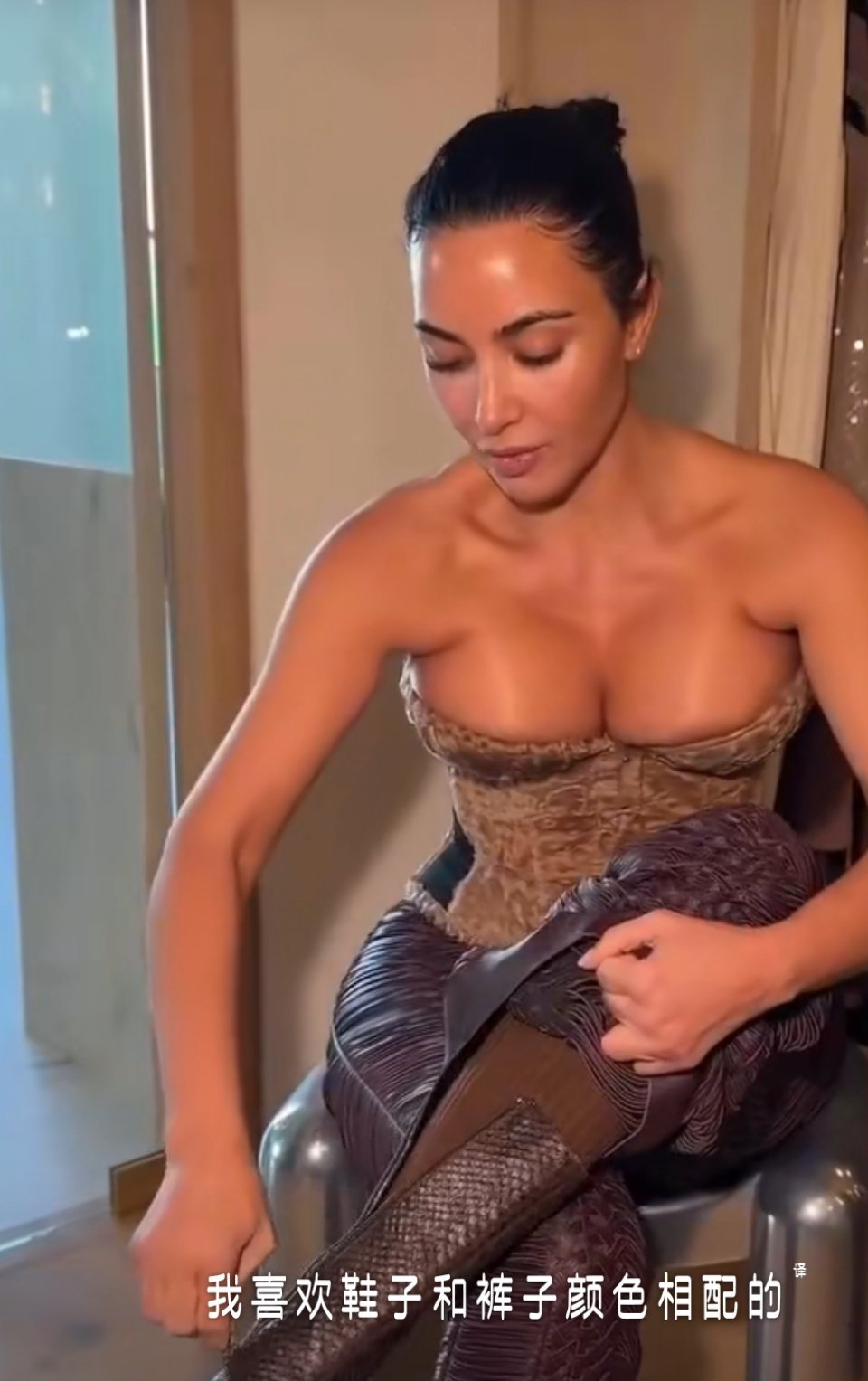 最喜欢的一双鞋子是他设计的！重情重义的金卡戴珊还是对侃爷念念不忘！！ 