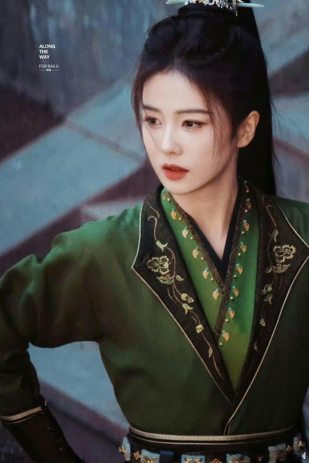 白鹿绿衣路透 白鹿身穿一袭绿色服饰，高马尾搭配绿色造型显得格外英姿飒爽 完美展示